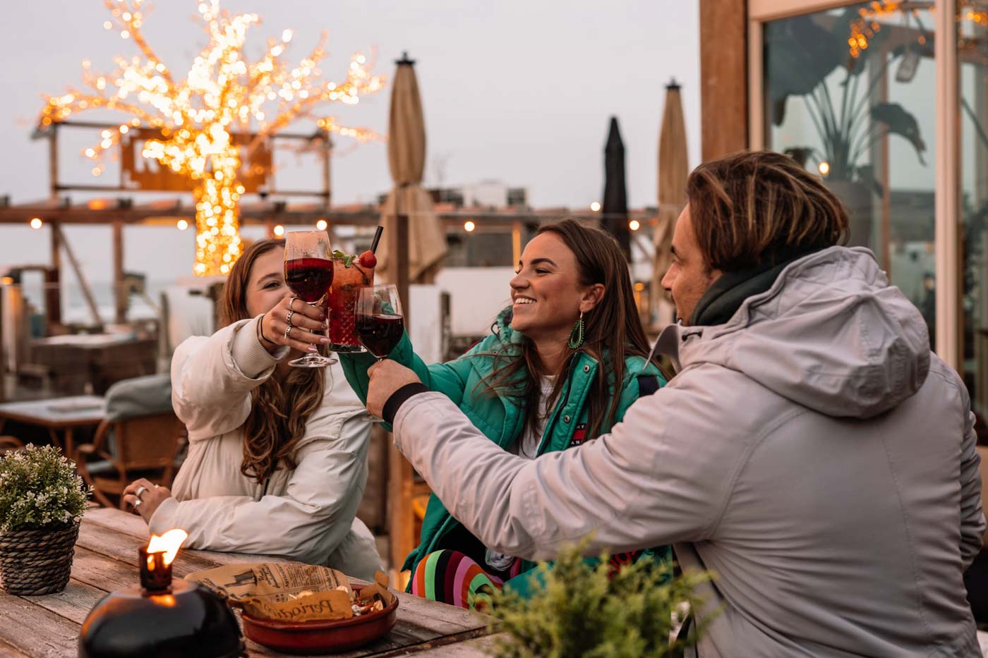 Proosten op het terras van strandtent R Port in Hoek van Holland