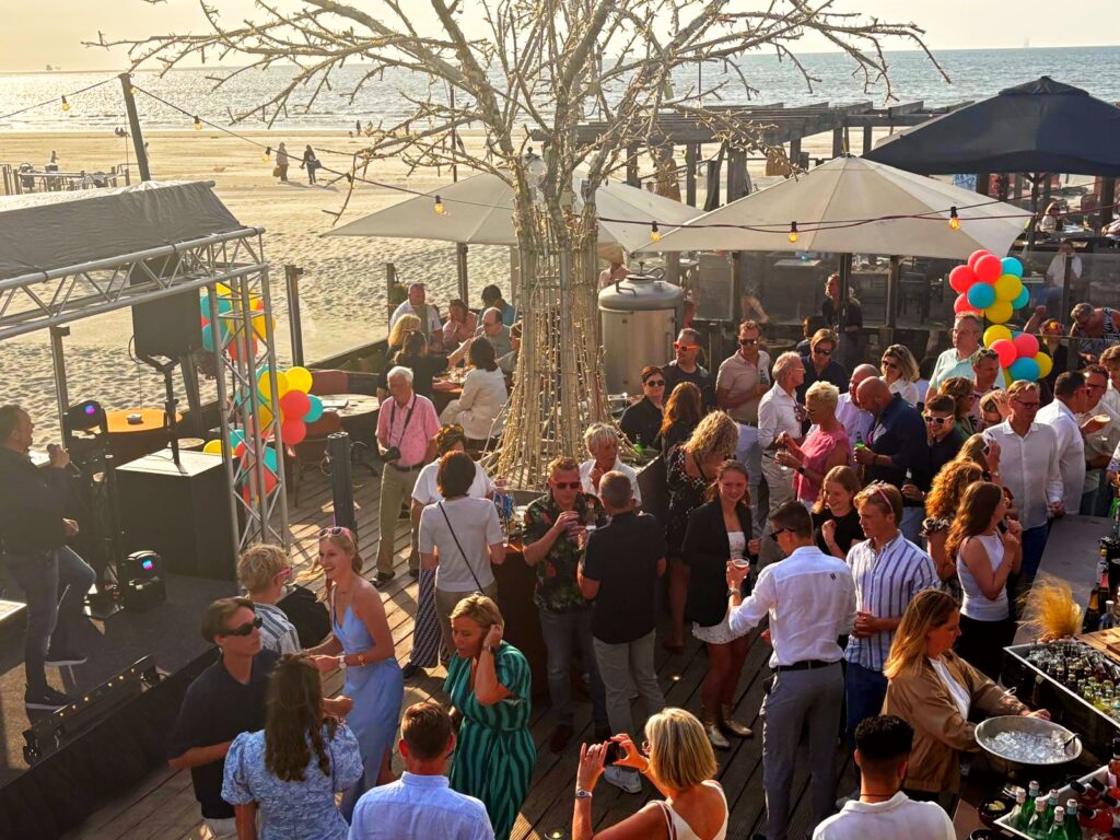 Feest op het terras van strandtent R Port aan het strand van Hoek van Holland