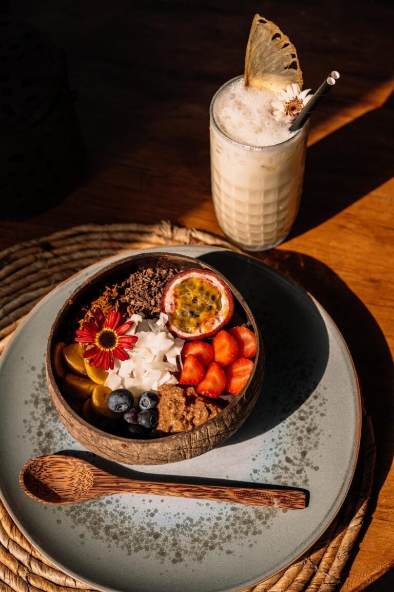 Frühstücksbowl mit frischem Obst und Müsli beim Brunch in der Strandbar R Port in Hoek van Holland